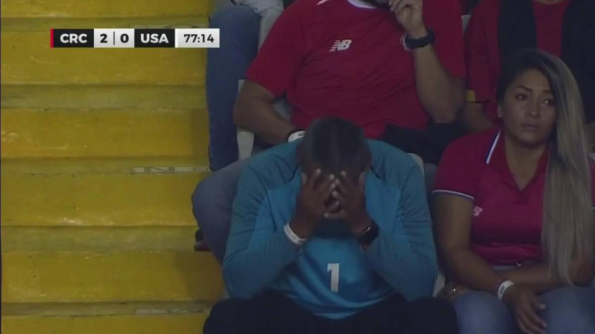 FOTOS: Abrazo eterno de Keylor Navas al nuevo “crack”, homenaje al Perro Bermúdez en el México-El Salvador y reconocimiento en Panamá