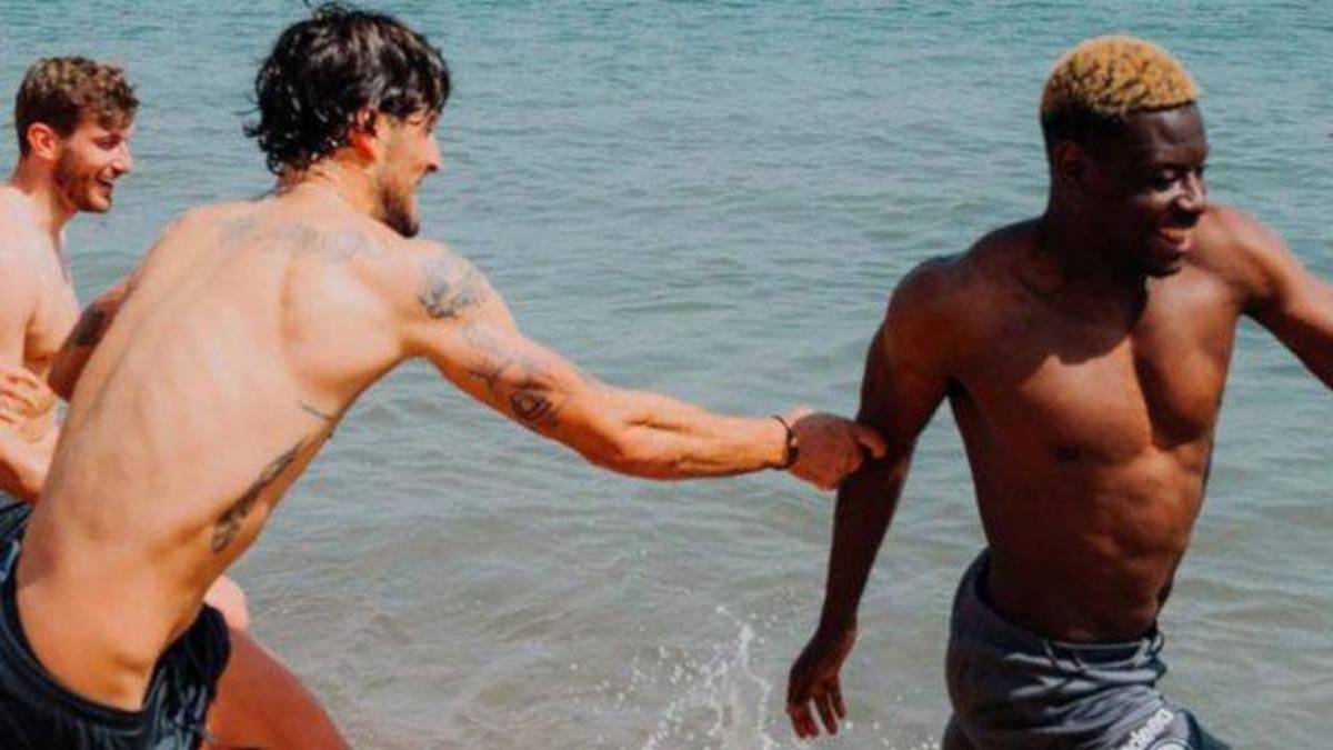 ¡Esto ya es una burla total! Futbolistas del Eintracht Frankfurt festejan clasificación en la playa de Barcelona: Siguen en las nubes