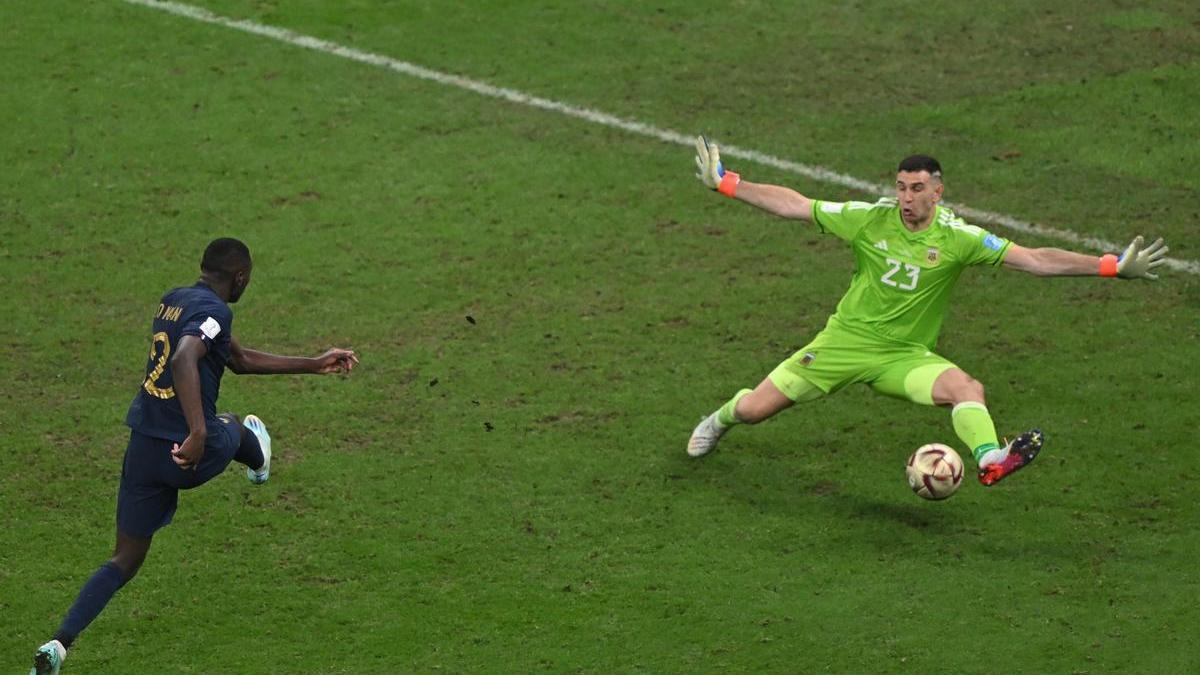 Kolo Muani tuvo para sentenciar la final, pero se encontró con el Dibu Martínez.