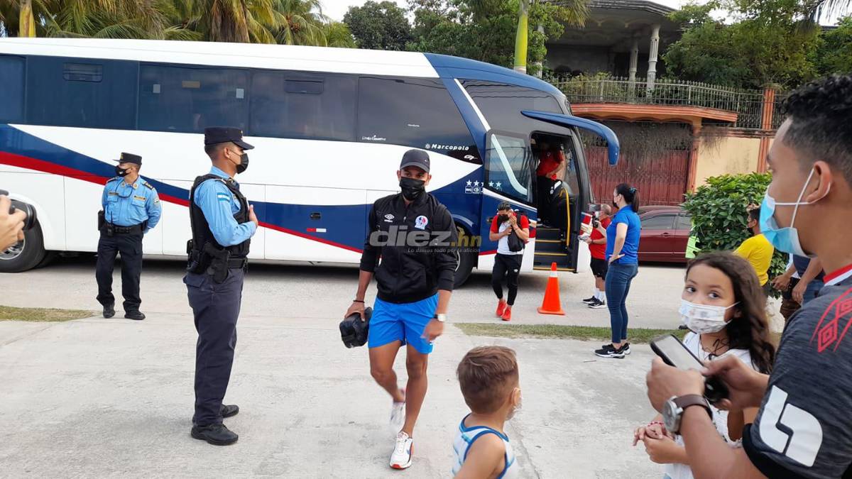 Bonito ambiente en El Progreso: Olimpia llega al estadio Micheletti y reciben con flores a Lavallén y Eddie Hernández