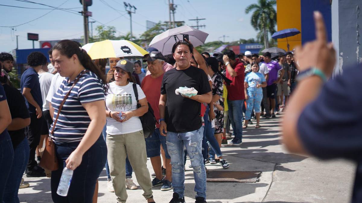 ¡Es una locura! Largas filas para comprar los boletos del partido de tiktokers entre Honduras y El Salvador