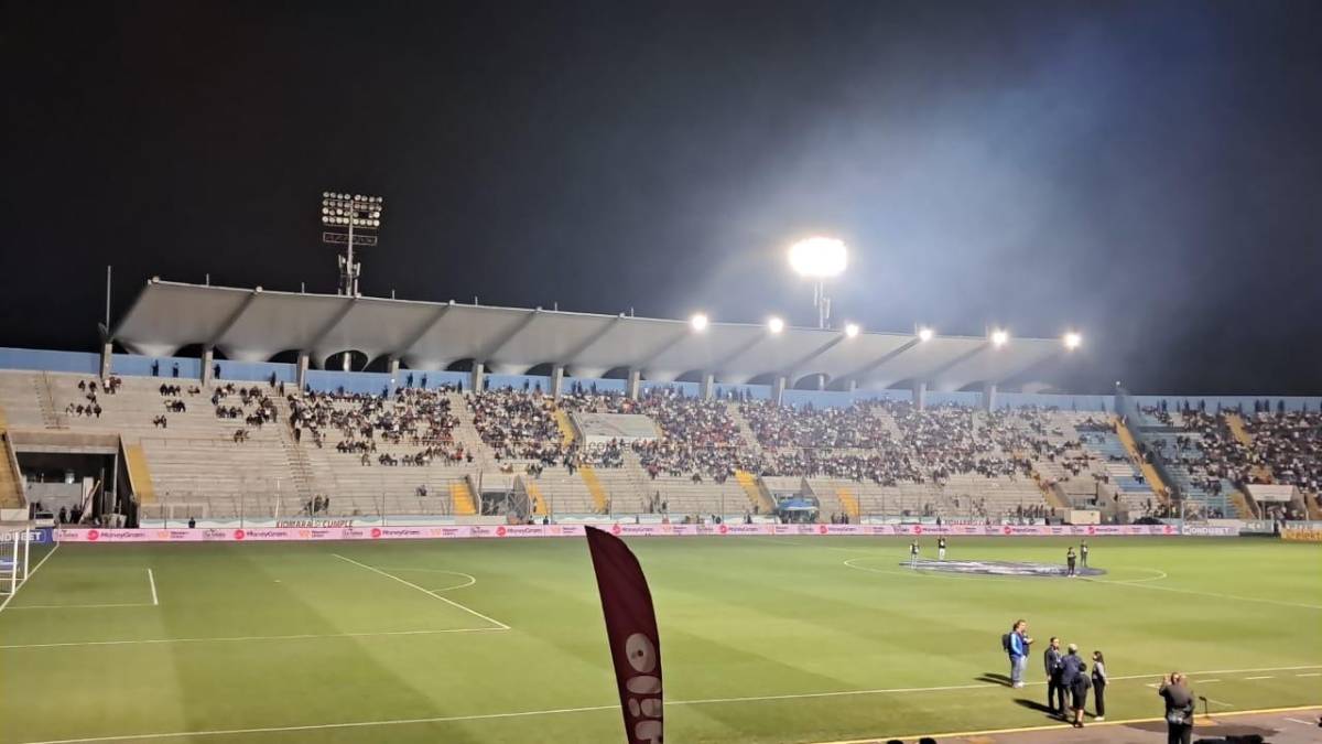 La fiesta que armó la Ultra Fiel, hermosas chicas, el estreno de la pantalla LED y ¿por qué se retrasó el Olimpia vs Motagua?