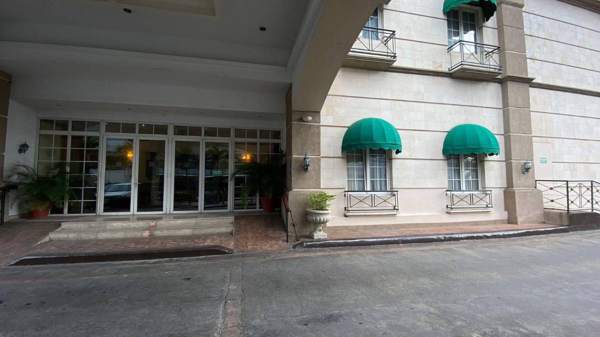 Un ‘Bolillo’ sonriente y dos jugadores se reintegran a sus clubes mientras la selección de Honduras viaja a Estados Unidos