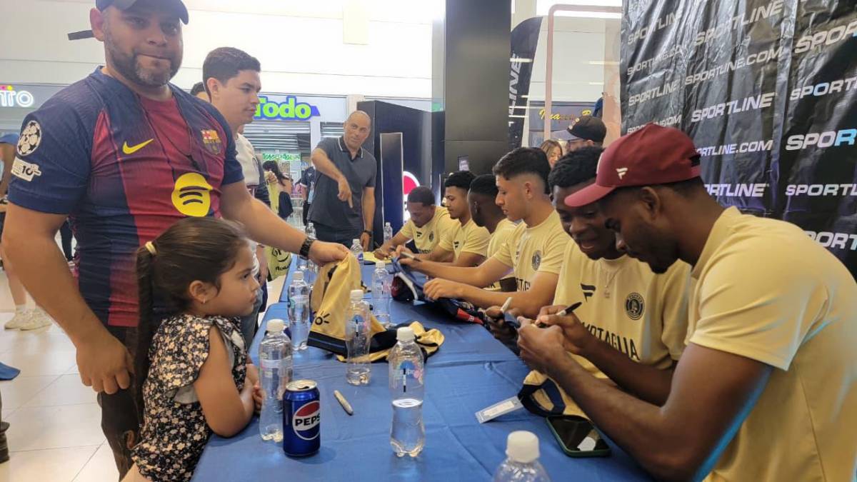 Tremendo abrazo a Javier López; así se deja querer Motagua por su afición en Tegucigalpa