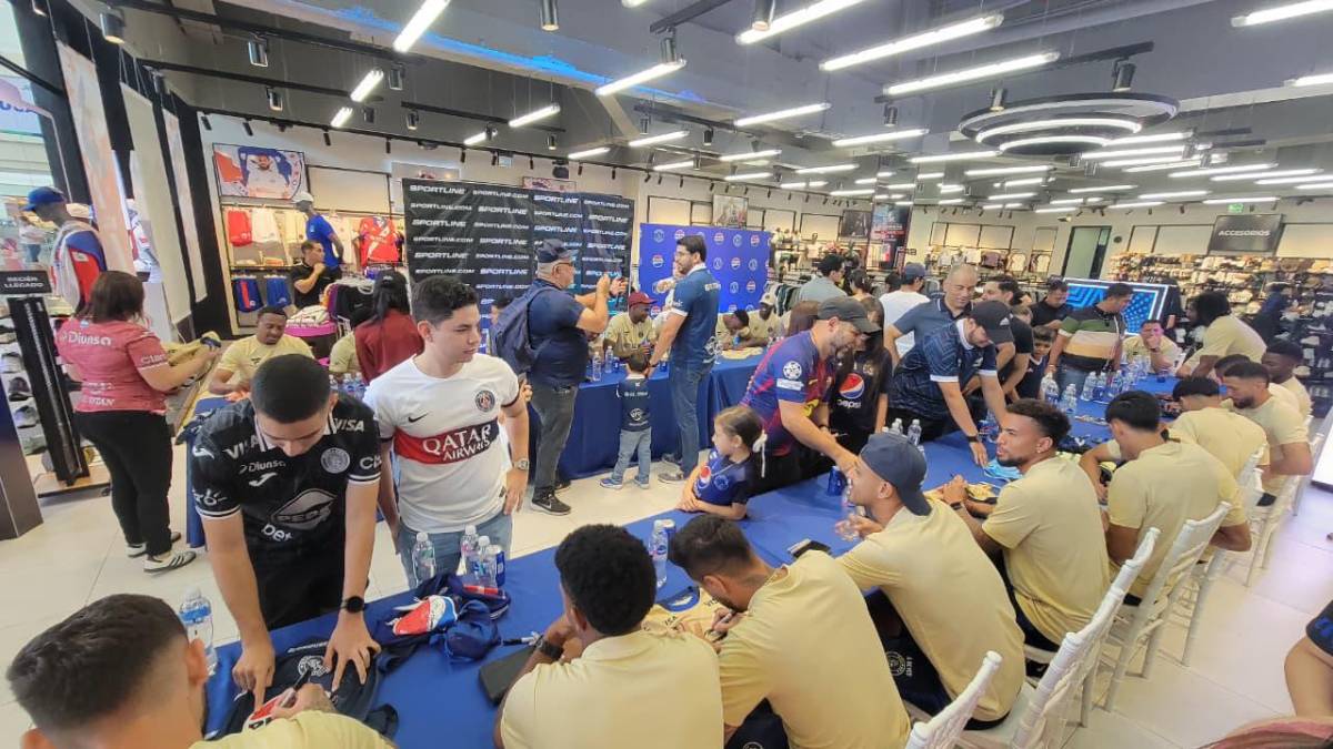 Tremendo abrazo a Javier López; así se deja querer Motagua por su afición en Tegucigalpa