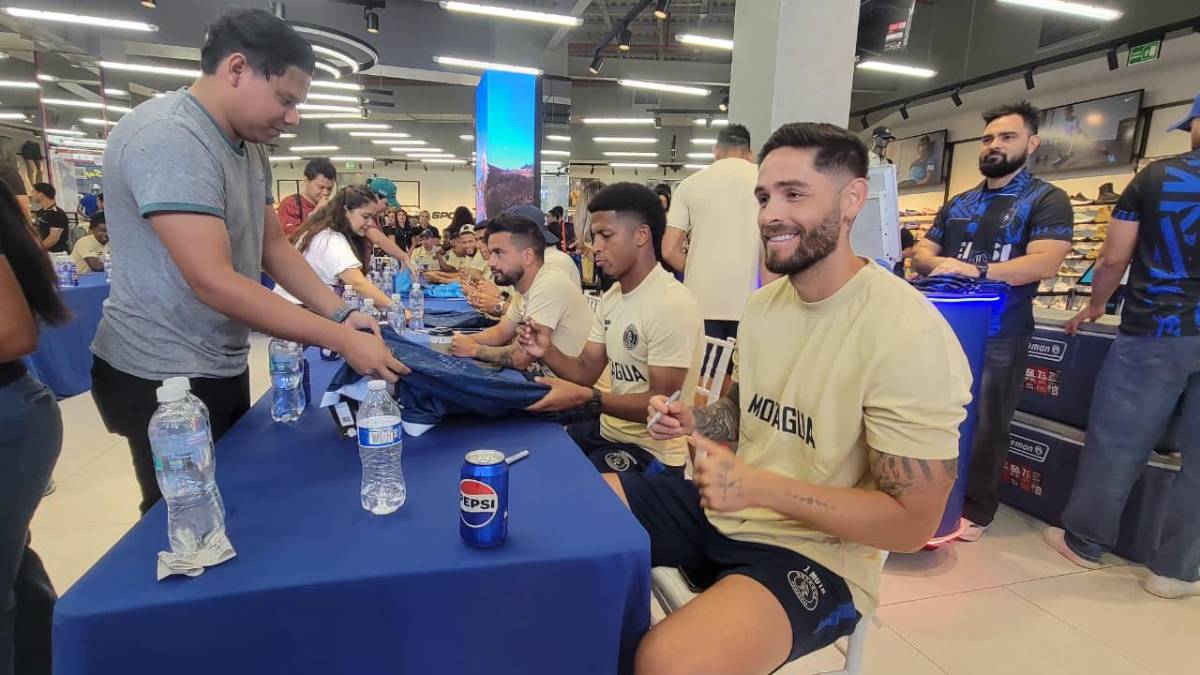 Tremendo abrazo a Javier López; así se deja querer Motagua por su afición en Tegucigalpa