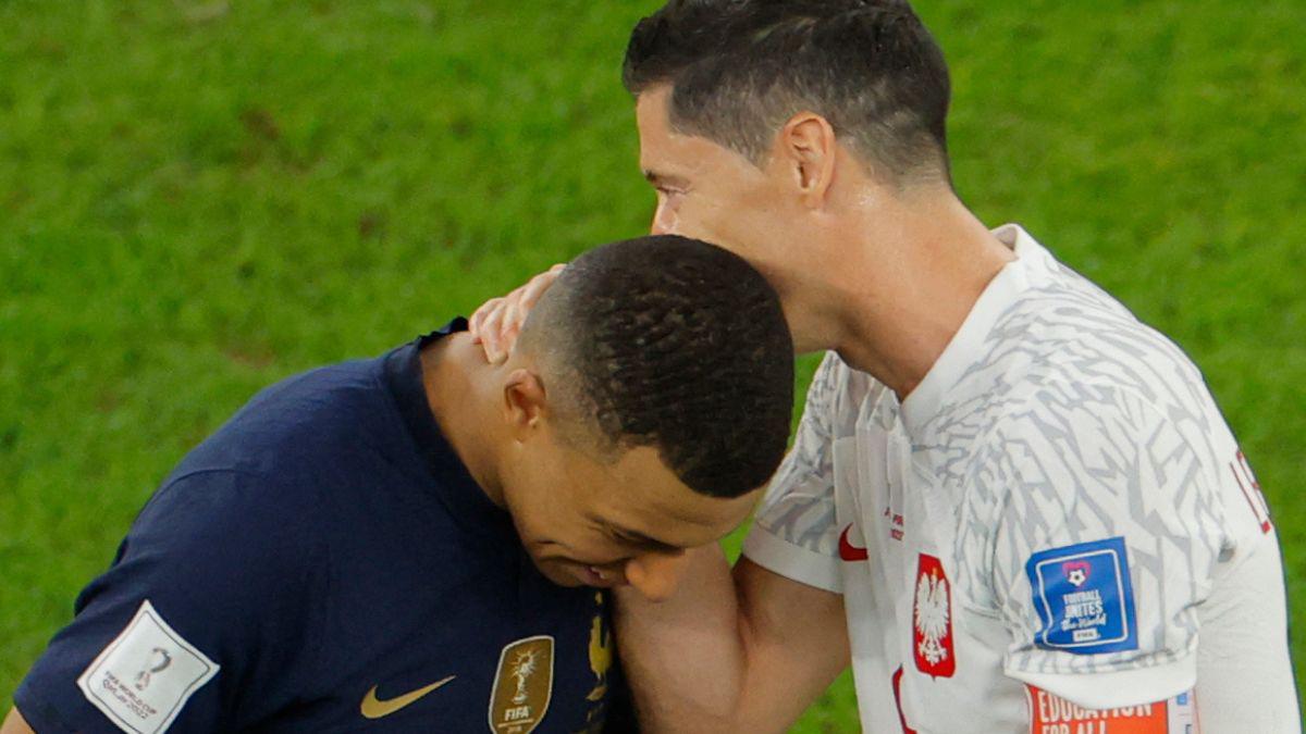 Las muestras de cariño de Giroud y Lewandowski con Mbappé; el francés que jugó con cadena de oro ante Polonia en el Mundial