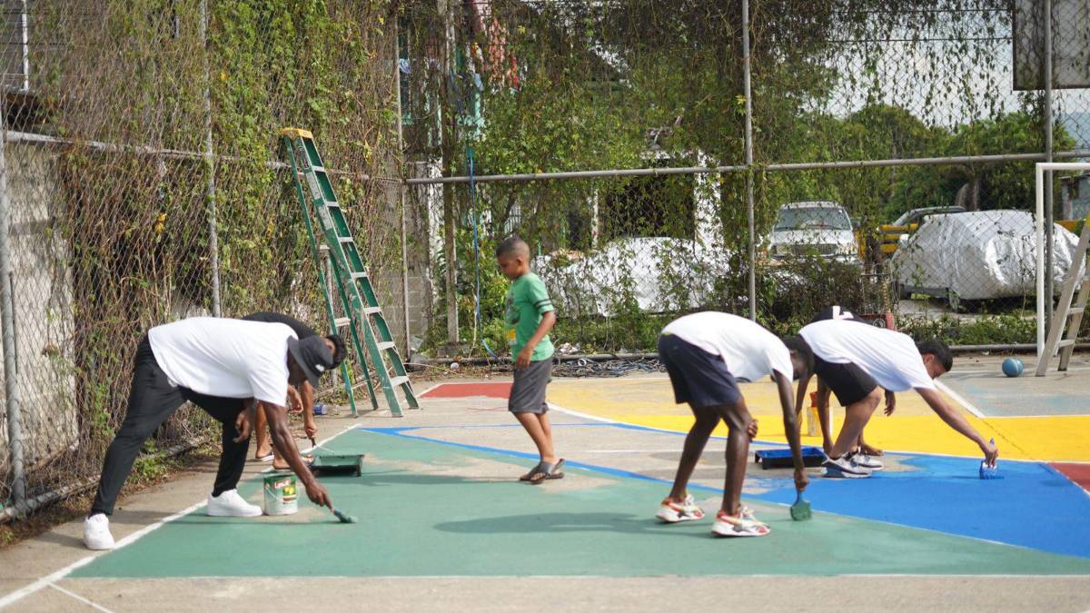 Alberth Elis la hace de pintor y se luce con nuevo trabajo social para al remodelar cancha en famoso barrio