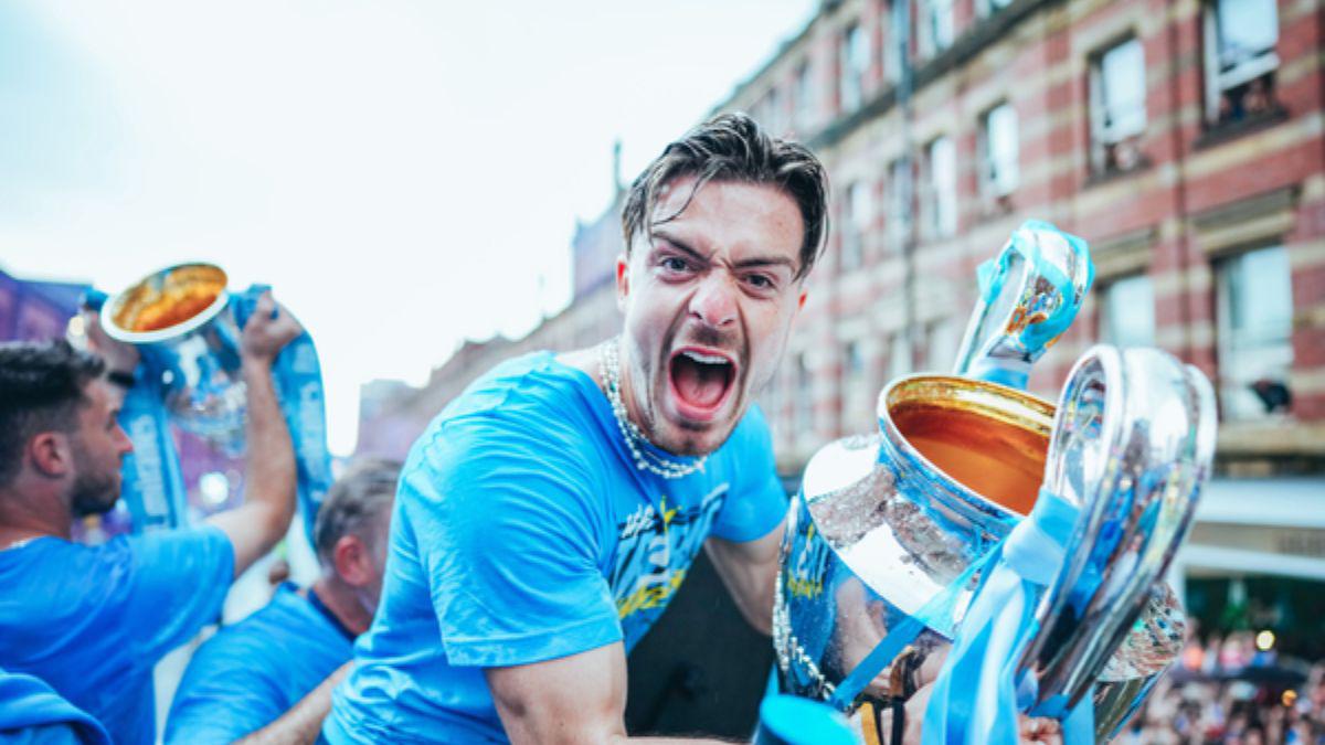 Haaland y Grealish desnudos y como guardias de seguridad; Guardiola con su famoso puro y el hijo de Foden se roba el show en los festejos del City