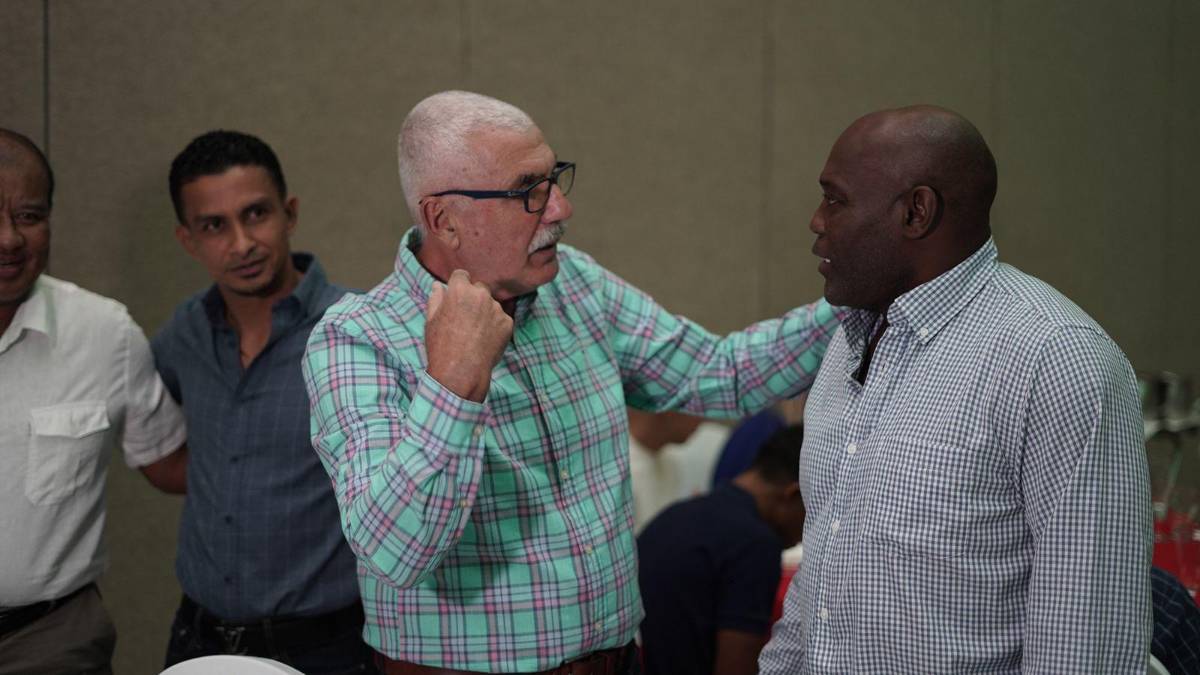 ¡Nostálgico! Así fue el emotivo homenaje de despedida de Marathón a la leyenda Manolo Keosseián: en fotos