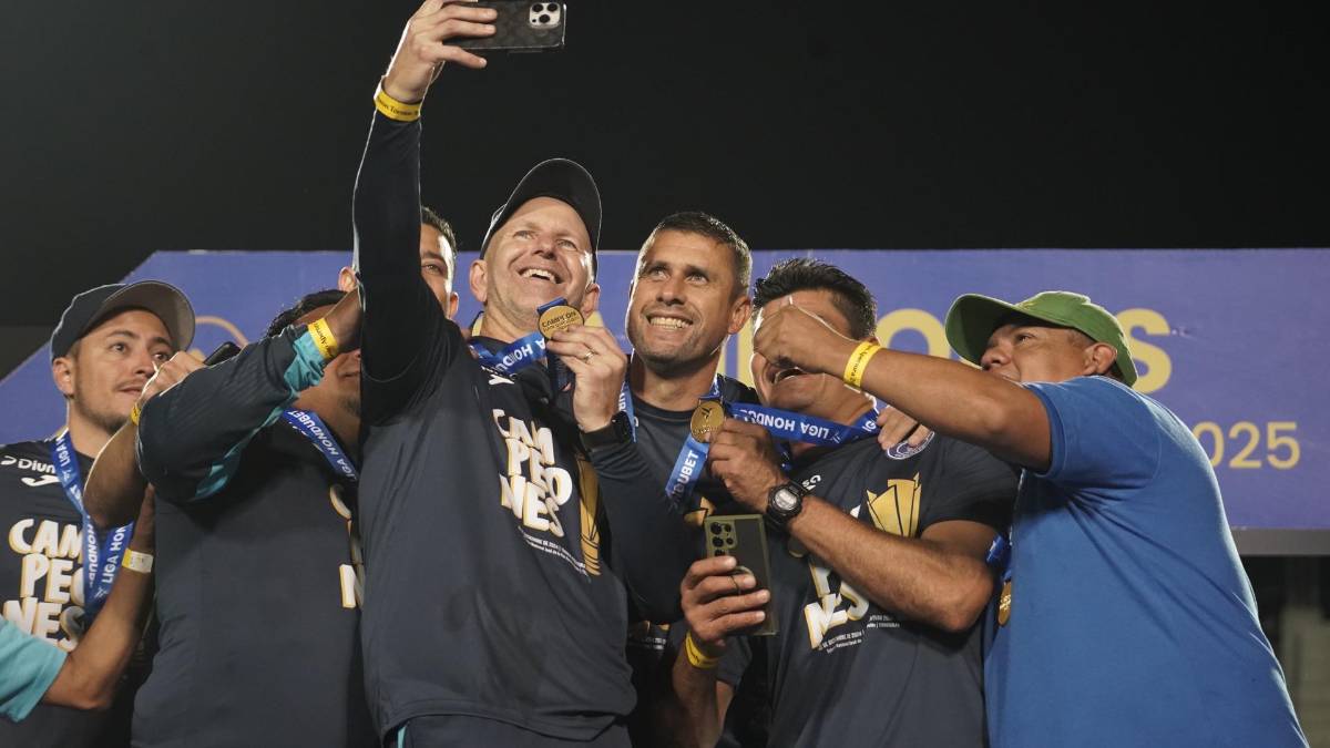 ¡Festejo del campeón! Besos al goleador, Diego Vázquez celebró en el camerino y locura de la plantilla de Motagua con el título