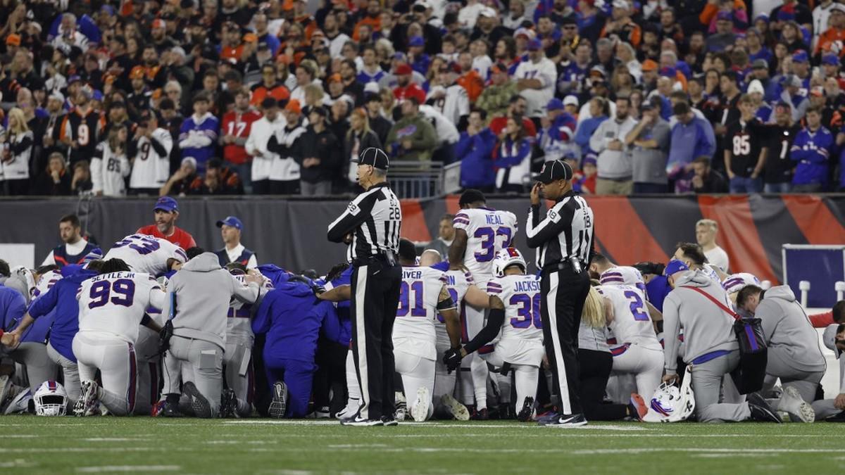 Las imágenes de preocupación tras el desmayo de Damar Hamlin en un partido de la NFL