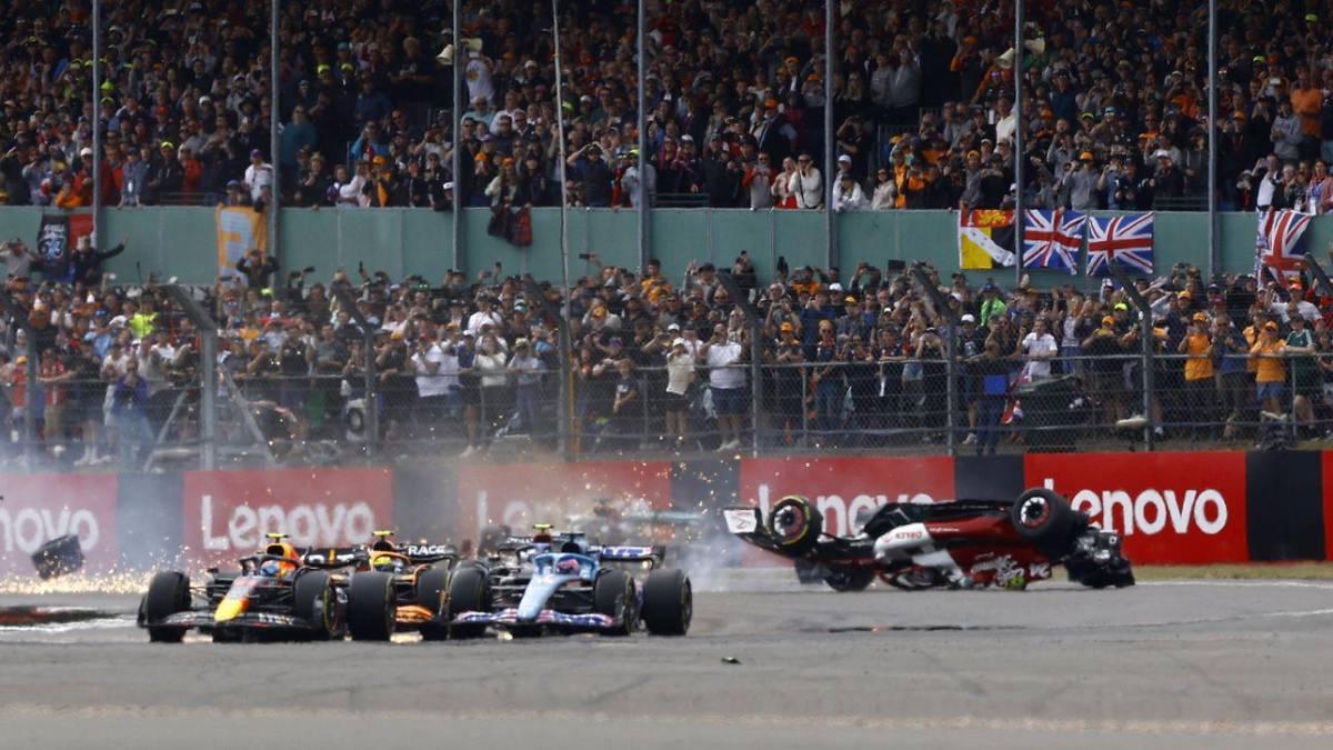 Momento en que el auto de Zhou se vuelca sobre la pista.