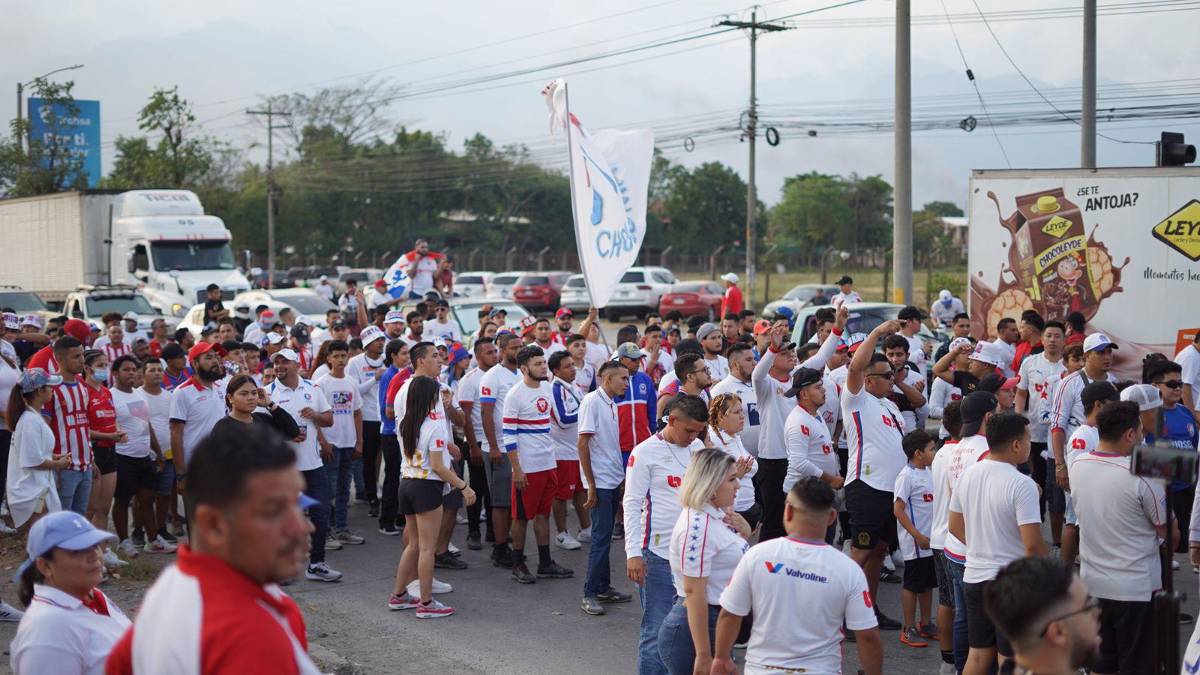¡Ambientazo de Champions! Invasión de olimpistas en el Olímpico y el grupo de afición del Atlas que se hace sentir