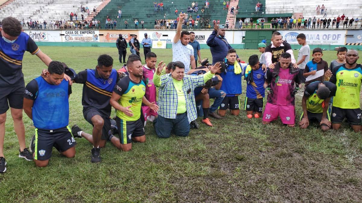Futbolistas de Olancho FC y parte de su directiva, de rodillas agradeciendo a su Dios por la clasificación a la final.