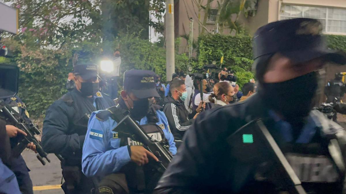 ¡Helicóptero, carros blindados y 700 policías! Así amanecieron las cercanías a la casa de Juan Orlando Hernández