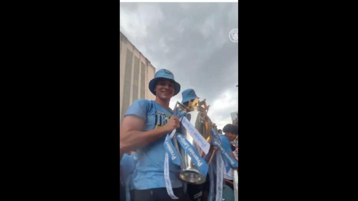 Haaland y Grealish desnudos y como guardias de seguridad; Guardiola con su famoso puro y el hijo de Foden se roba el show en los festejos del City
