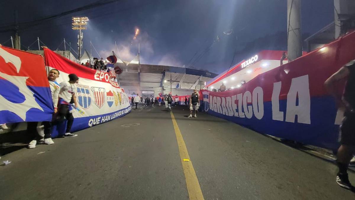 El recibimiento de la Ultra Fiel y lo inesperado entre las barras de Olimpia y Saprissa