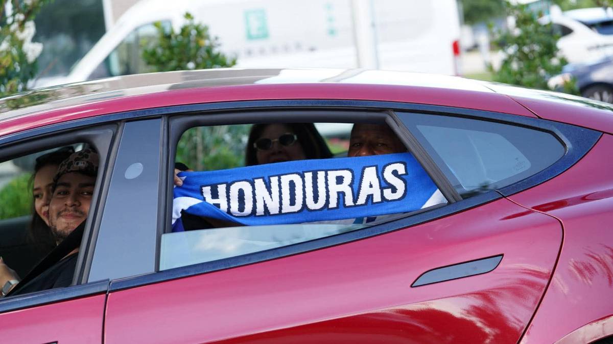 ¿Messi cambió camisa? La modelo y abrazo de hermanos en el Honduras vs Argentina