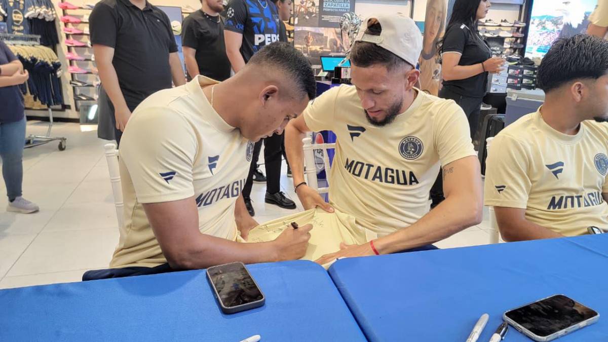 Tremendo abrazo a Javier López; así se deja querer Motagua por su afición en Tegucigalpa