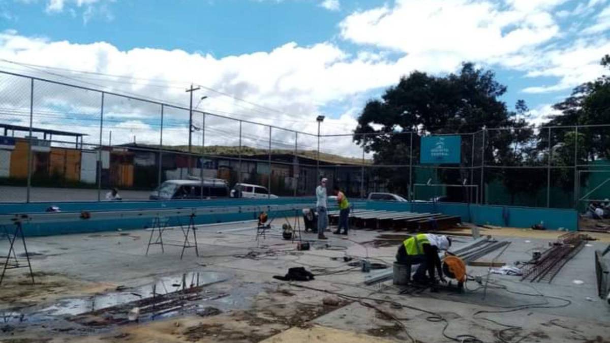 Del barrio a lo profesional: El antes y después de las canchas que se han mejorado en Honduras