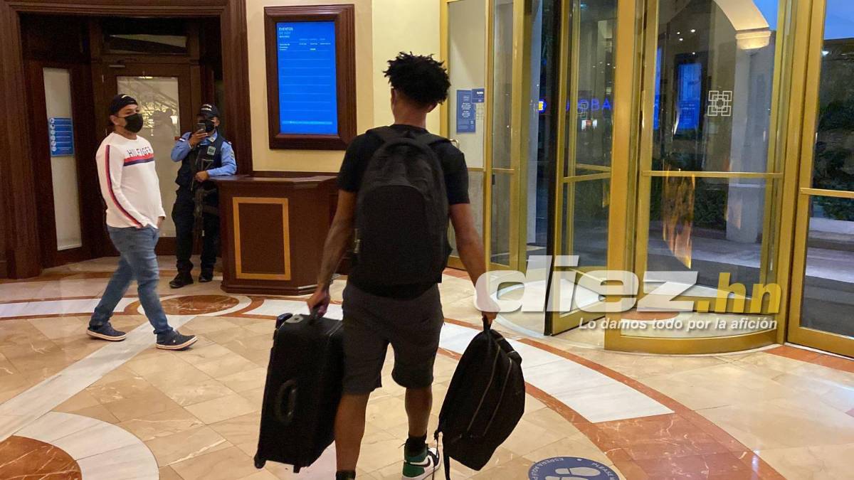 Un ‘Bolillo’ sonriente y dos jugadores se reintegran a sus clubes mientras la selección de Honduras viaja a Estados Unidos