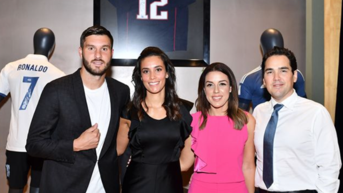 Alejada de las cámaras: la “desconocida” esposa de Gignac que se ganó el cariño de México por su labor