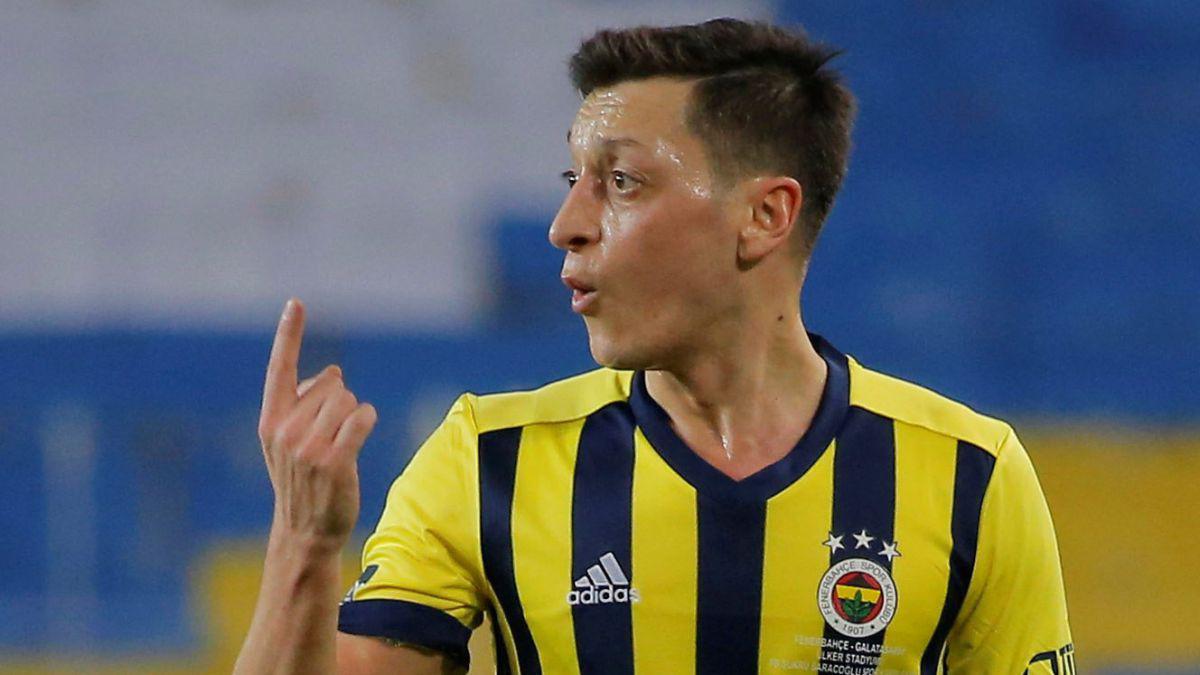 Dueño de equipo, sus propias botas y hasta clínicas: Así es el millonario imperio empresarial que tiene Mesut Ozil