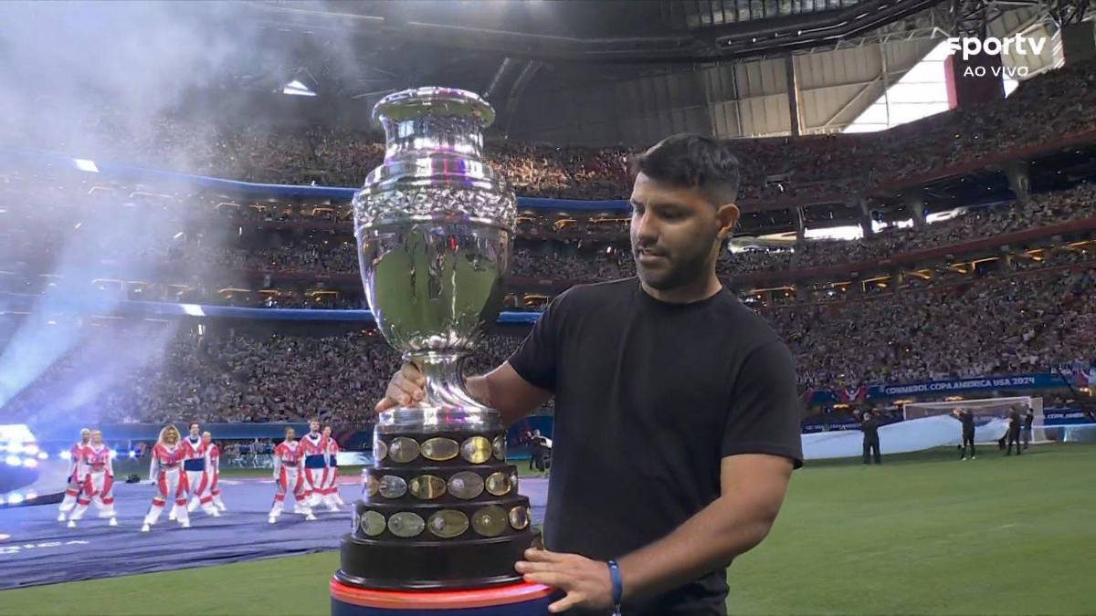 El gesto de Messi con Alphonso Davies y la marca de Julián Álvarez en su cuello; el “beso de la suerte” para la Copa América