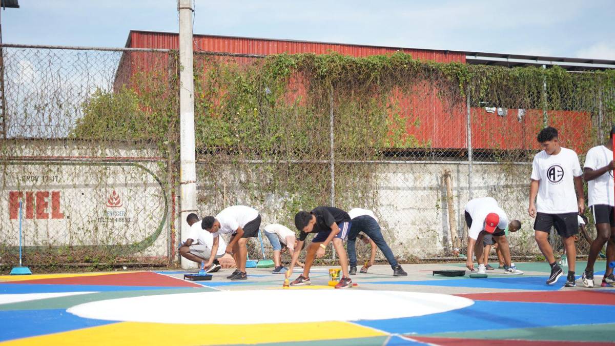 Alberth Elis la hace de pintor y se luce con nuevo trabajo social para al remodelar cancha en famoso barrio