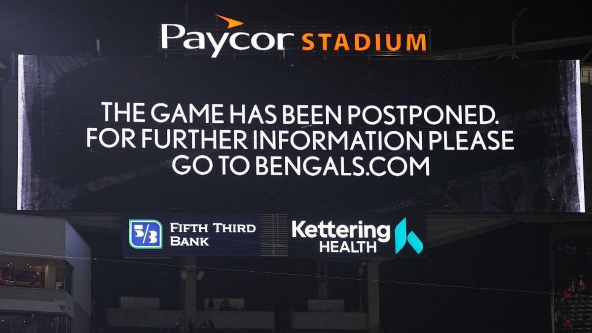 Las imágenes de preocupación tras el desmayo de Damar Hamlin en un partido de la NFL