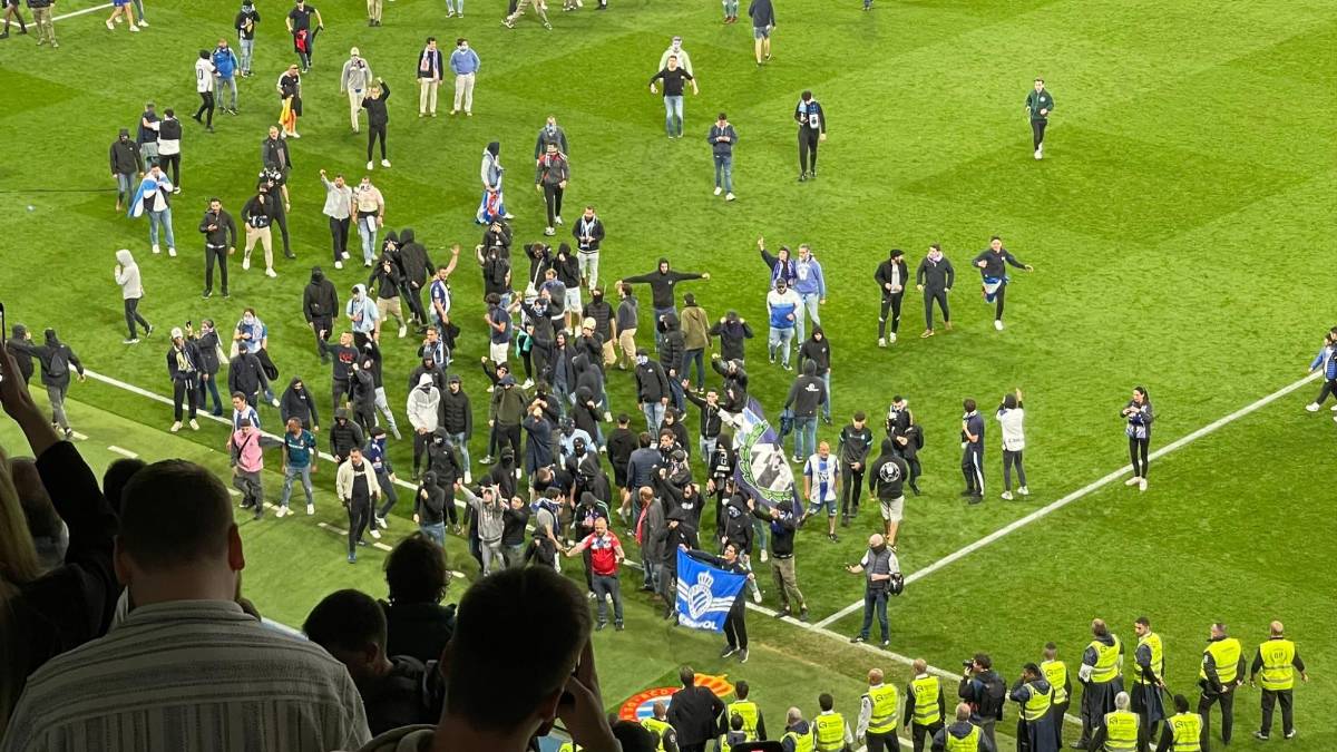 ¡Polémica! Ultras del Espanyol invaden el campo y corren a los jugadores del Barcelona tras quedar campeones de LaLiga