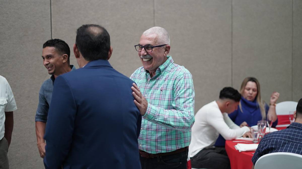 ¡Nostálgico! Así fue el emotivo homenaje de despedida de Marathón a la leyenda Manolo Keosseián: en fotos