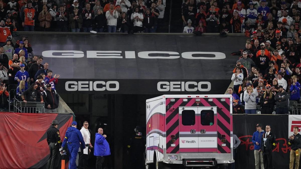 Las imágenes de preocupación tras el desmayo de Damar Hamlin en un partido de la NFL