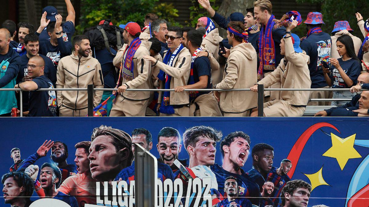 Lewandowski y Araújo se robaron el show: El épico festejo del Barcelona en la rúa de campeones; Gavi se puso “bolo” y Lewan lo salvó