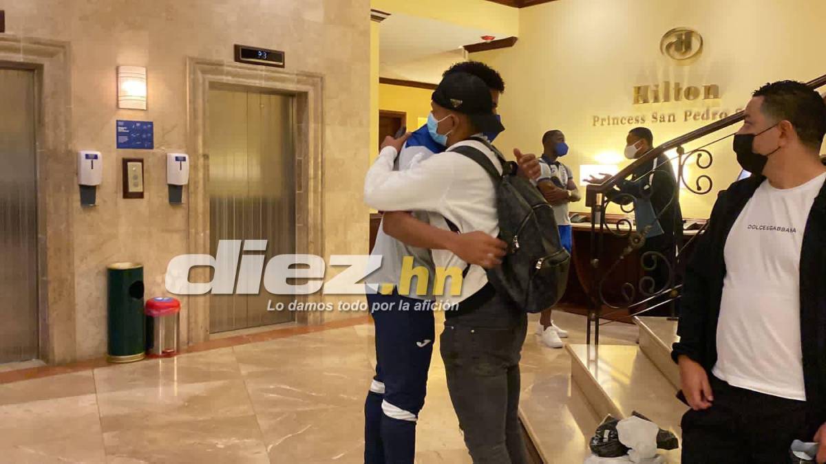 Un ‘Bolillo’ sonriente y dos jugadores se reintegran a sus clubes mientras la selección de Honduras viaja a Estados Unidos