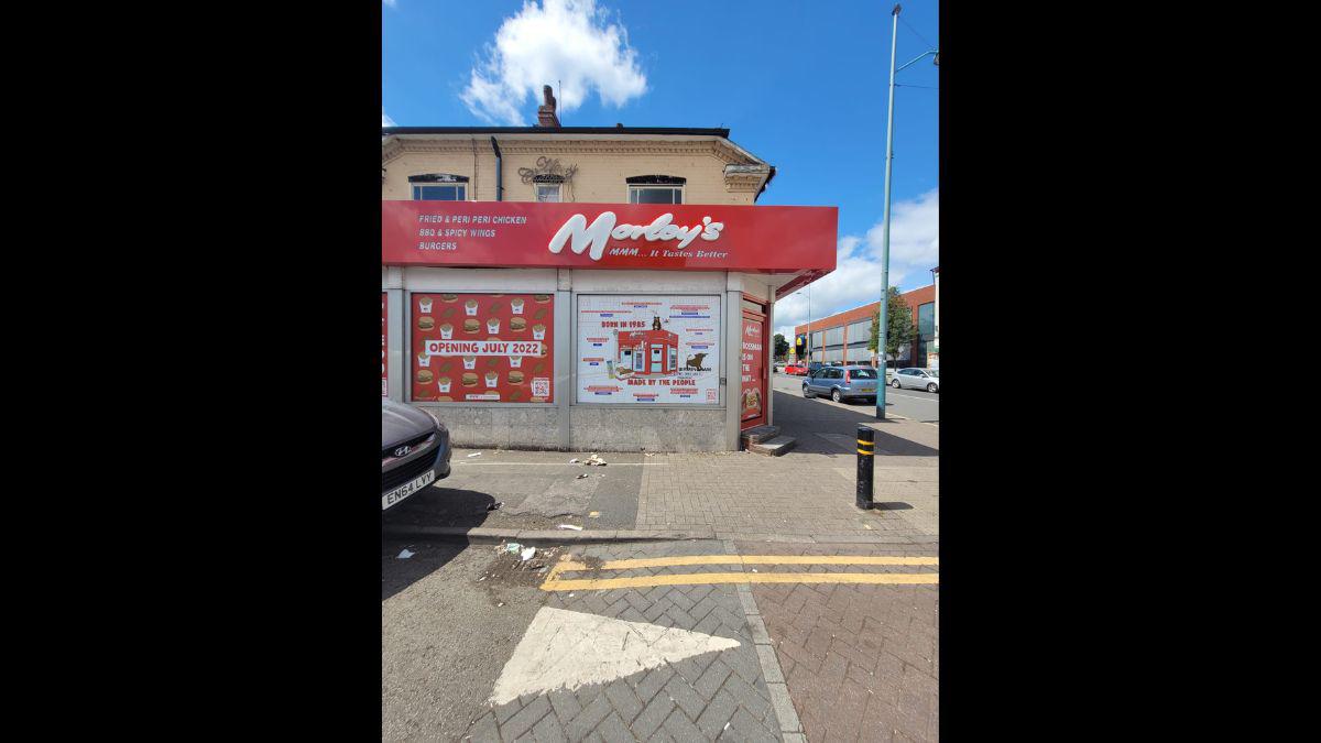 ¡No tiene equipo! De ser el más joven en debutar con el Liverpool a vender pollo frito en las calles de Inglaterra