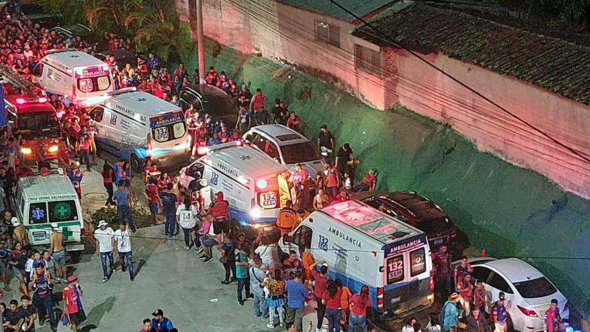 Desgracia en El Salvador: Las desgarradoras imágenes de la estampida de aficionados que dejó varios muertos en el Estadio Cuscatlán