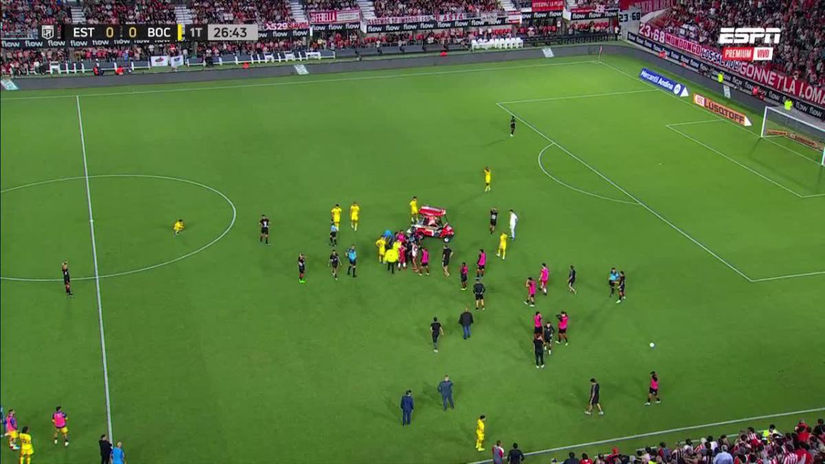 Fuertes imágenes: futbolista convulsiona durante el Estudiantes - Boca y suspenden el partido tras el pánico
