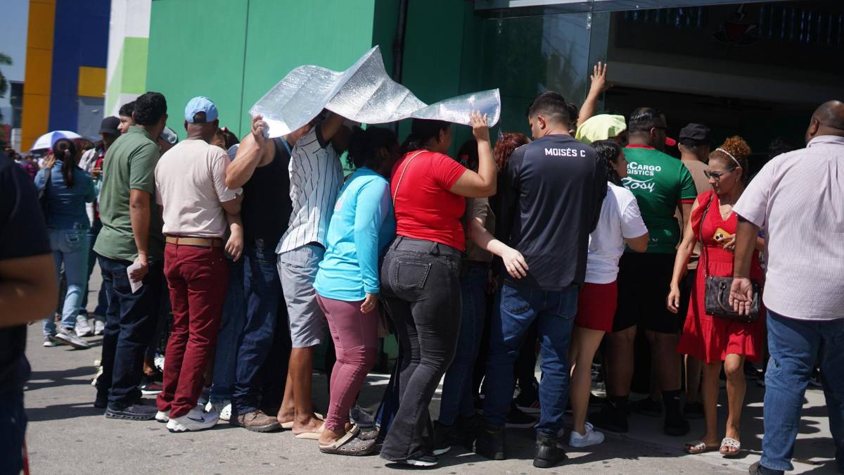 ¡Es una locura! Largas filas para comprar los boletos del partido de tiktokers entre Honduras y El Salvador