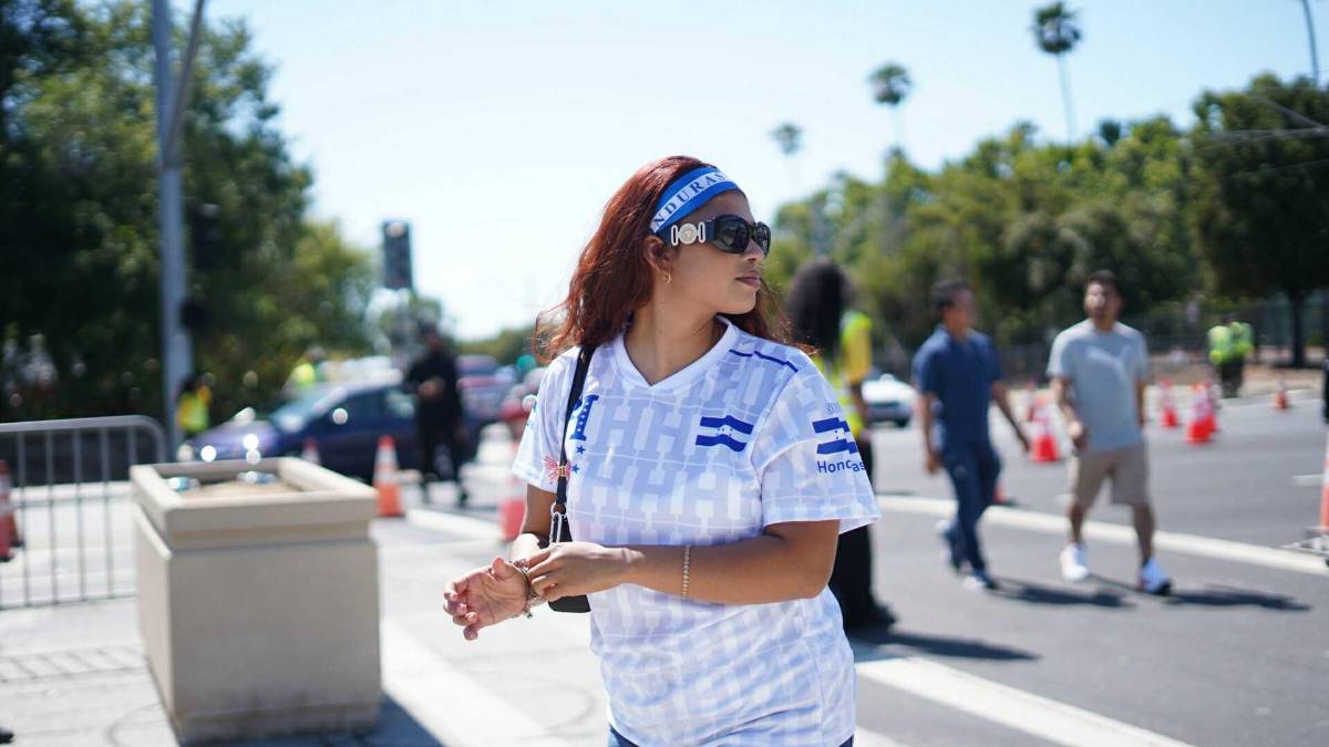 ¡Quiénes son las dos catrachas que se robaron las miradas! El Honduras vs México se engalana con hermosas aficionadas
