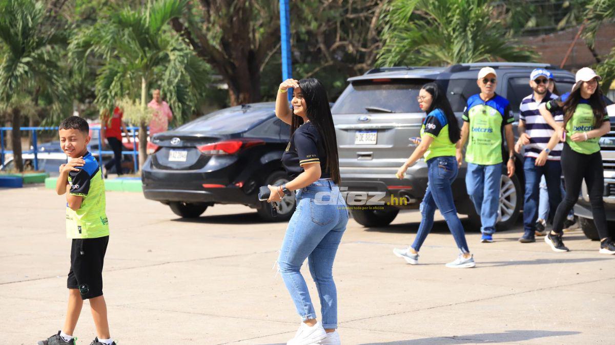 ¡Robó suspiros! La hermosa novia del jugador de Potros, la simpatía de Samuel García con los aficionados y la fiesta que se vive en Olancho