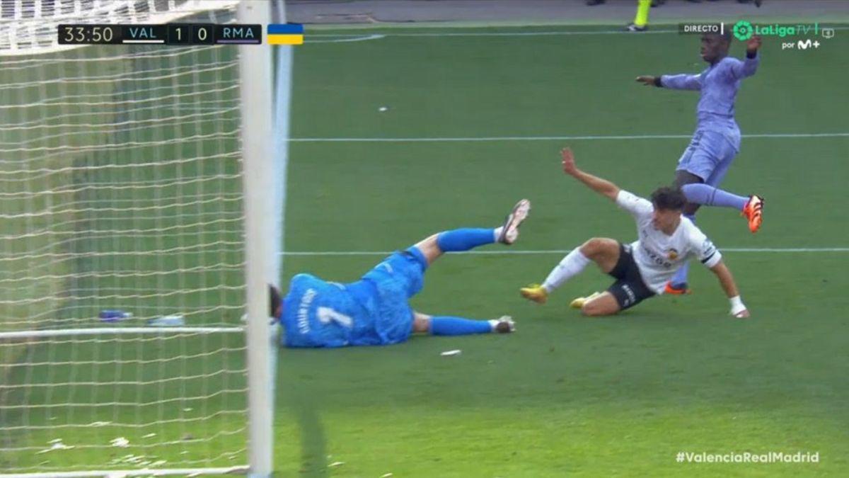 Los feos gestos de Vinicius al Mestalla, la jugada surrealista para detener a Vini y la bronca entre jugadores del Valencia y Real Madrid