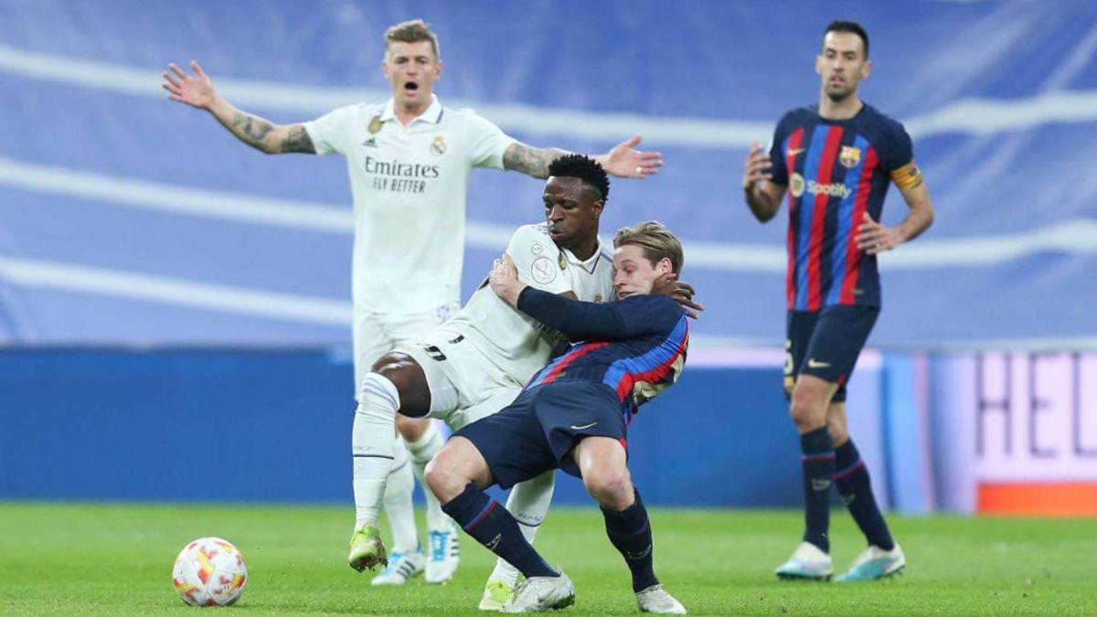 La llave de lucha libre de Vinicius, el error de Ansu y la pica entre Xavi y Carvajal en el Real Madrid-Barcelona por Copa del Rey