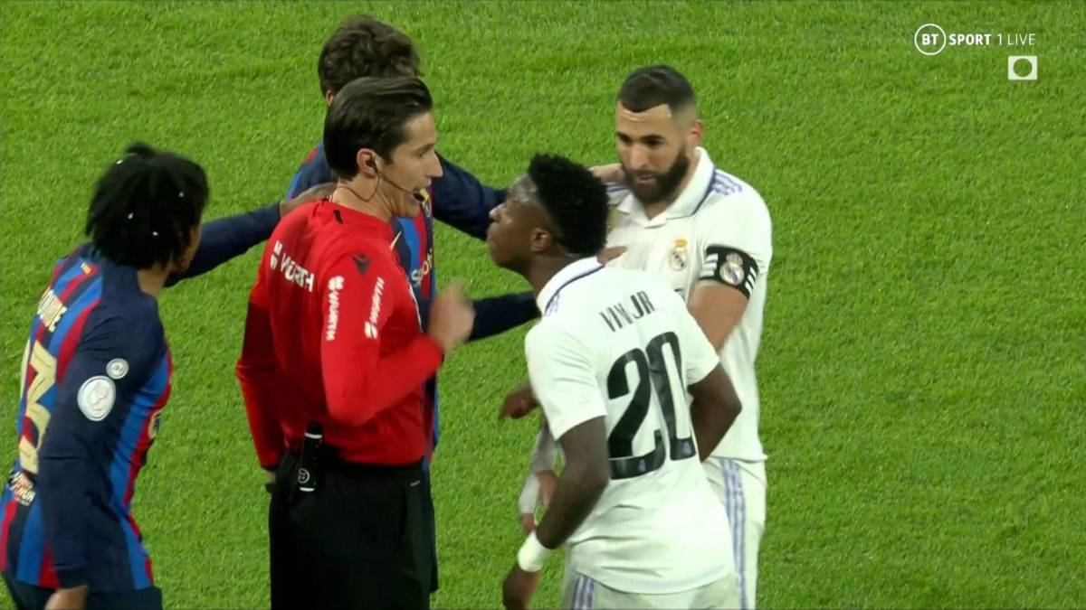 La llave de lucha libre de Vinicius, el error de Ansu y la pica entre Xavi y Carvajal en el Real Madrid-Barcelona por Copa del Rey