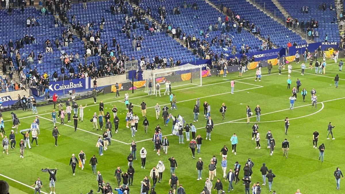 ¡Polémica! Ultras del Espanyol invaden el campo y corren a los jugadores del Barcelona tras quedar campeones de LaLiga