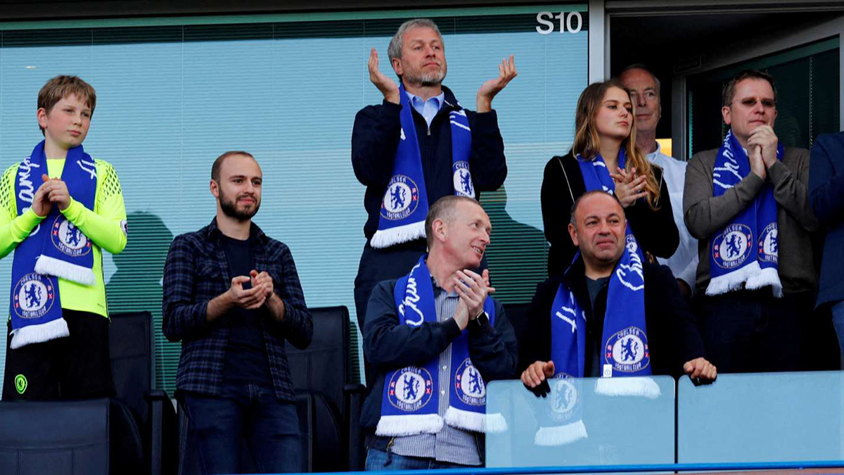 Gobierno británico paraliza la venta del Chelsea, que no podrá ni fichar jugadores, y sanciona a Abramovich