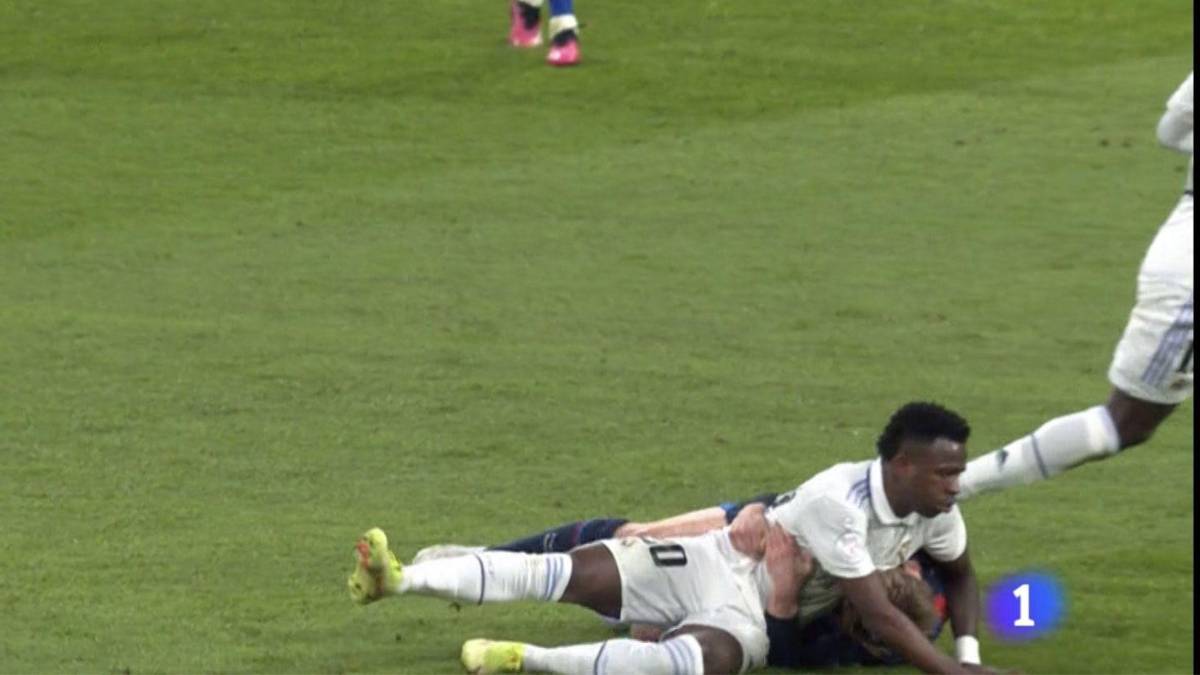 La llave de lucha libre de Vinicius, el error de Ansu y la pica entre Xavi y Carvajal en el Real Madrid-Barcelona por Copa del Rey