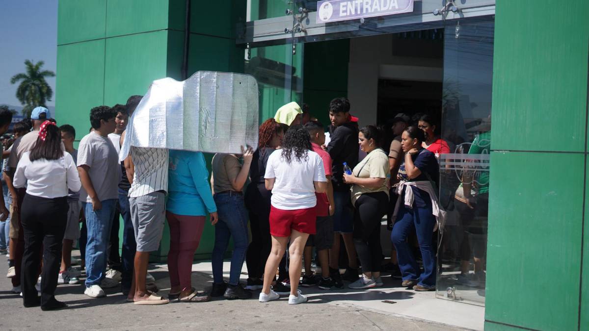 ¡Es una locura! Largas filas para comprar los boletos del partido de tiktokers entre Honduras y El Salvador