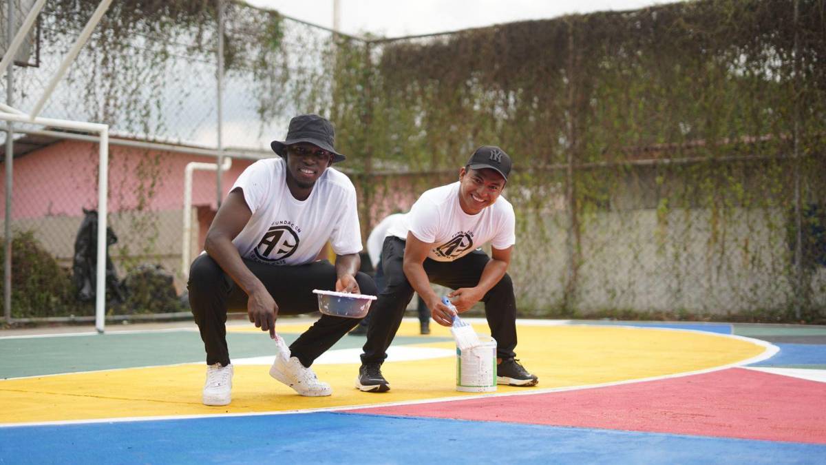 Alberth Elis la hace de pintor y se luce con nuevo trabajo social para al remodelar cancha en famoso barrio